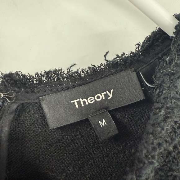 Elegant Black Sleeveless Top - Picture 2 of 4